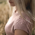 Bild in Galerieansicht laden, Feur Top Shirt pattern Strickanleitung von nordstrick