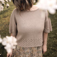 Bild in Galerieansicht laden, Bloma Top Shirt pattern Strickanleitung von nordstrick
