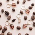 Load image into Gallery viewer, Maschenmarkierer Set Kaffeebohnen und Croissant
