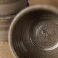 Load image into Gallery viewer, Becher Steingutkeramik nordstrick grabrun
