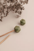 Load image into Gallery viewer, Maschenstopper Set Hexagon Oliv von nordstrick
