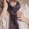 Bild in Galerieansicht laden, Lilla Scarf Schal Tuch pattern Strickanleitung von nordstrick
