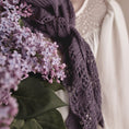 Bild in Galerieansicht laden, Lilla Scarf Schal Tuch pattern Strickanleitung von nordstrick
