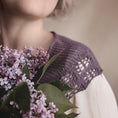 Bild in Galerieansicht laden, Lilla Scarf Schal Tuch pattern Strickanleitung von nordstrick
