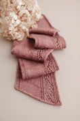 Bild in Galerieansicht laden, Aveny Scarf Strickanleitung pattern von nordstrick
