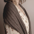 Load image into Gallery viewer, Bloma Shawl Schal pattern Strickanleitung von nordstrick

